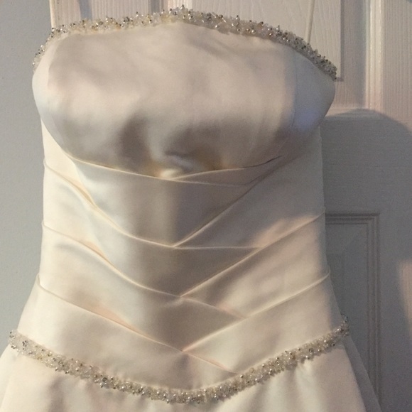 Wedding dress - Picture 2 of 5
